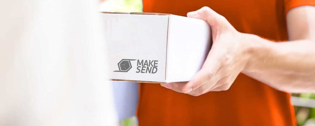 ผู้ชายถือกล่อง MAKESNED