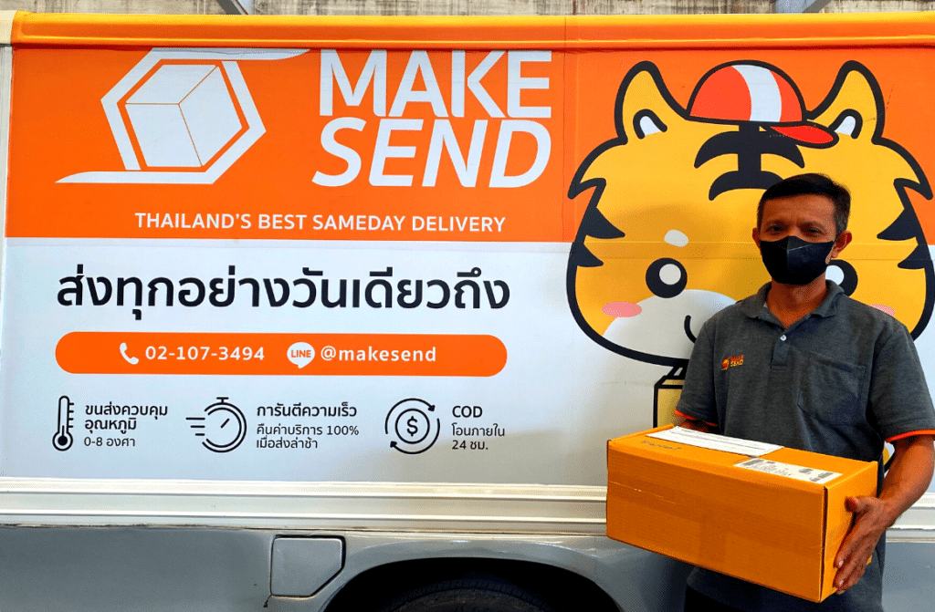 สมัยก่อนเวลาจะซื้อของทีก็ต้องไปเดินวนในห้างเพื่อเลือกของ ถ้าเป็นวันหยุดสุดสัปดาห์ก็ต้องทำใจกับปัญหารถติดทางเข้าห้าง พอซื้อของเสร็จต้องรอเข้าคิวจ่ายเงินอีก ปิดท้ายด้วยการหอบหิ้วของพะรุงพะรังกว่าจะถึงบ้าน เป็นการช้อปที่เหนื่อยจริงไรจริง แต่วันนี้ นับตั้งแต่อินเทอร์เน็ตได้เกิดขึ้น วิถีชีวิตคนก็เปลี่ยนไป อยากได้ของสักชิ้นแทบจะไม่ต้องเดินทางไปไหน อยู่บ้านหรืออยู่ที่ไหนก็ซื้อของได้ทุกอย่างตั้งแต่ไม้จิ้มฟันยันเรือรบ ของใช้ทุกชนิดซื้อได้จากทุกหนแห่งตลอด 24 ชั่วโมง_ ดีไซน์ที่ไม่มีชื่อ 2023 02 03T145230.217