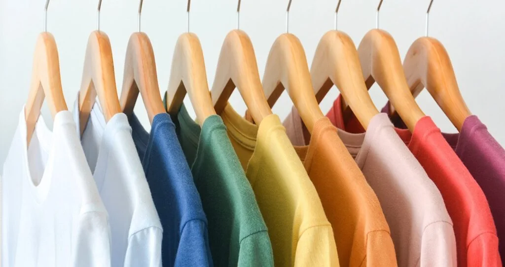 เป๊ะ ปัง ตั้งเเต่ต้นปี! สีเสื้อมงคลประจำวัน ปี 2567 - MAKESEND Sameday  Delivery