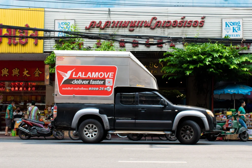 บริการและช่องทางในการติดต่อของแต่ละบริษัทเพื่อช่วยคุณในการตัดสินใจในการเลือกบริษัทขนส่งที่เหมาะสมที่สุดสำหรับคุณและลูกค้าของคุณ!_ shutterstock 1713542641 บริษัทขนส่ง Lalamove