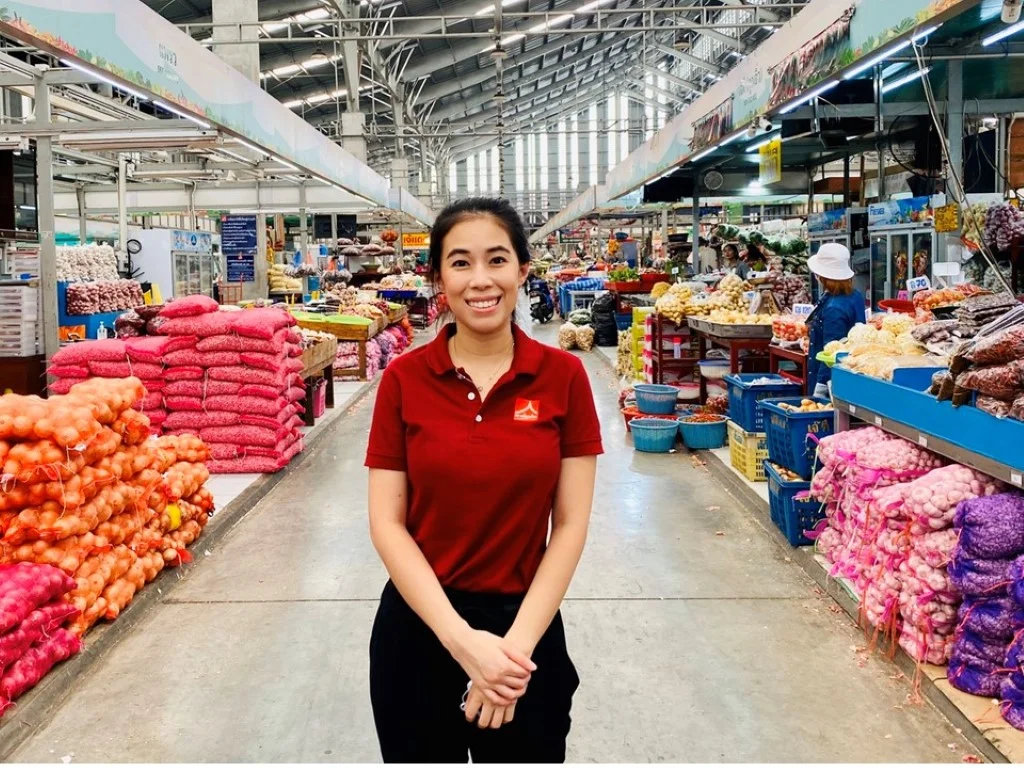 ตลาดผักมีให้เลือกทั้งแบบออฟไลน์และออนไลน์ ซึ่งตอบโจทย์ทั้งคนที่ชอบเดินตลาดและคนที่ไม่มีเวลาไปซื้อเอง_ 4 มุมเมือง ตลาดสี่มุมเมือง