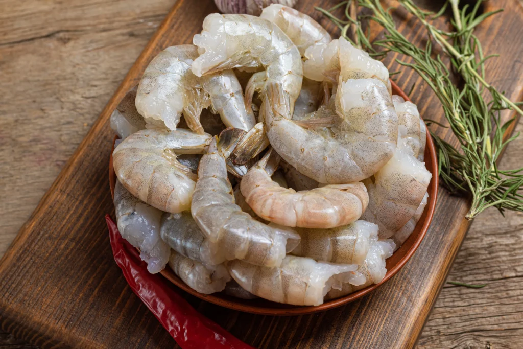 แชร์วิธีเก็บกุ้งสดเพื่อรักษาคุณภาพและรสชาติ ตั้งแต่การเตรียมกุ้งจนถึงการเก็บรักษา พร้อมเข้าใจบทบาทการจัดส่งสินค้าแช่เย็นในการส่งมอบกุ้งที่สดใหม่ถึงมือคุณ_ 5.shrimps วิธีเก็บกุ้งสด