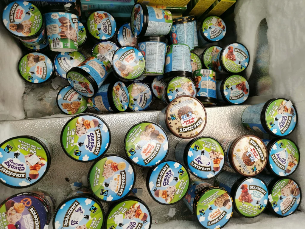 การ “ส่งไอศกรีม” ให้ถึงมือลูกค้าในสภาพสมบูรณ์จึงไม่ใช่แค่เรื่องของการจัดส่ง แต่เป็นเรื่องของการวางระบบตั้งแต่การเลือกบรรจุภัณฑ์ การควบคุมอุณหภูมิ ไปจนถึงการเลือกขนส่งที่เหมาะสม หากร้านสามารถจัดการเรื่องเหล่านี้ได้ดี จะช่วยเพิ่มความน่าเชื่อถือและสร้างลูกค้าประจำได้ในระยะยาว_ กล่องไอศกรีม