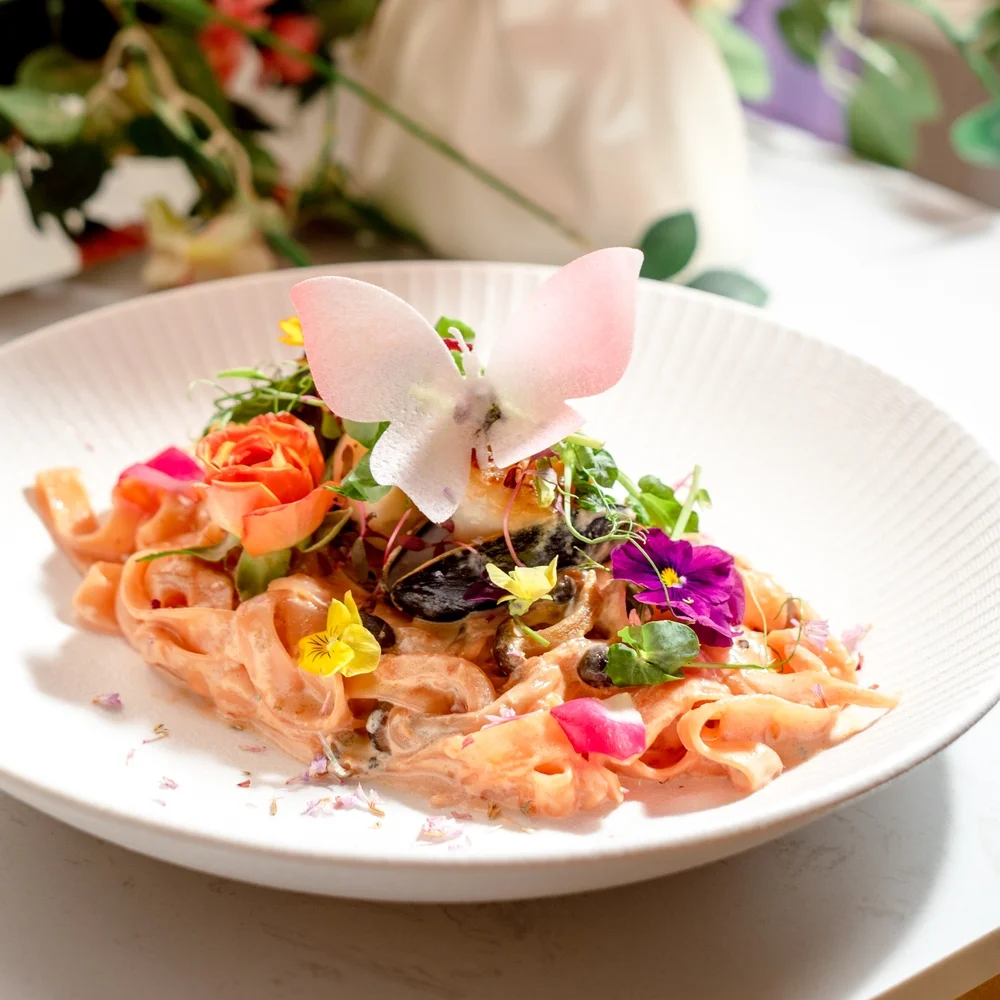 ปัจจุบันธุรกิจ ส่งดอกไม้ เติบโตอย่างรวดเร็ว โดยเฉพาะร้านดอกไม้ออนไลน์ที่ลูกค้าสามารถสั่งช่อดอกไม้ผ่านเว็บไซต์หรือโซเชียลมีเดียได้ง่ายภายในไม่กี่นาที แต่สิ่งสำคัญที่สุดสำหรับธุรกิจประเภทนี้ไม่ใช่แค่ “ดอกไม้สวย” เท่านั้น แต่คือ “การจัดส่ง” เพราะไม่ว่าช่อดอกไม้จะออกแบบสวยแค่ไหน หากส่งช้า ดอกไม้เหี่ยว หรือชำรุดระหว่างทาง ก็อาจทำให้ลูกค้ารู้สึกผิดหวังทันที_ ดอกไม้ทานได้