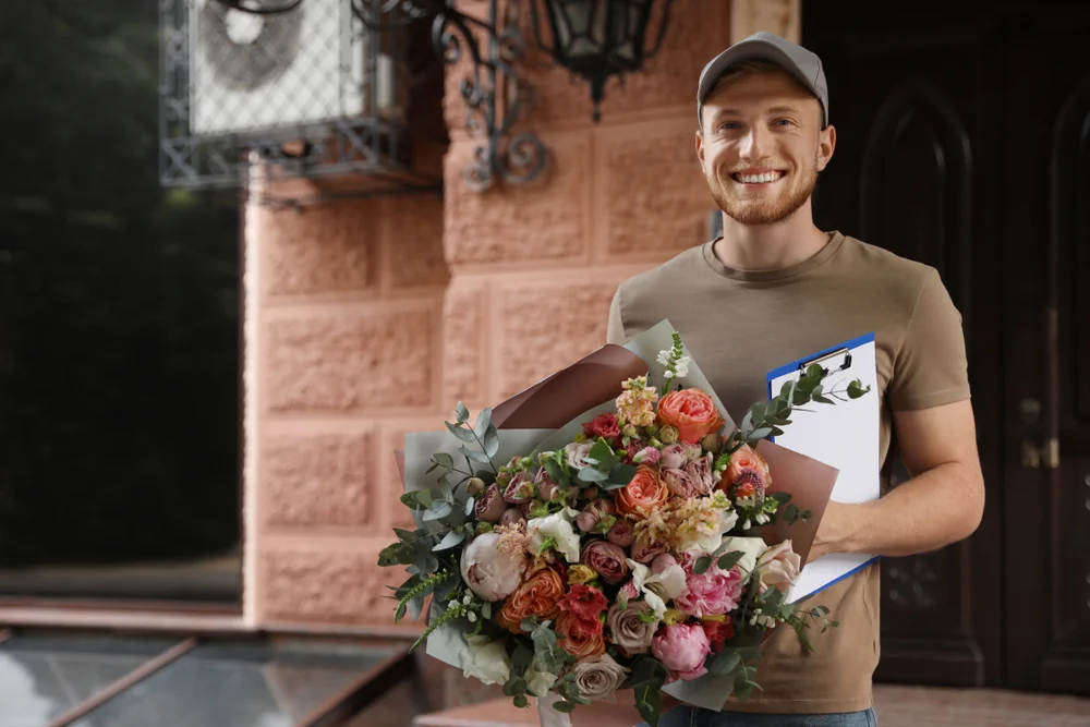ปัจจุบันธุรกิจ ส่งดอกไม้ เติบโตอย่างรวดเร็ว โดยเฉพาะร้านดอกไม้ออนไลน์ที่ลูกค้าสามารถสั่งช่อดอกไม้ผ่านเว็บไซต์หรือโซเชียลมีเดียได้ง่ายภายในไม่กี่นาที แต่สิ่งสำคัญที่สุดสำหรับธุรกิจประเภทนี้ไม่ใช่แค่ “ดอกไม้สวย” เท่านั้น แต่คือ “การจัดส่ง” เพราะไม่ว่าช่อดอกไม้จะออกแบบสวยแค่ไหน หากส่งช้า ดอกไม้เหี่ยว หรือชำรุดระหว่างทาง ก็อาจทำให้ลูกค้ารู้สึกผิดหวังทันที_ ส่งดอกไม้ 1