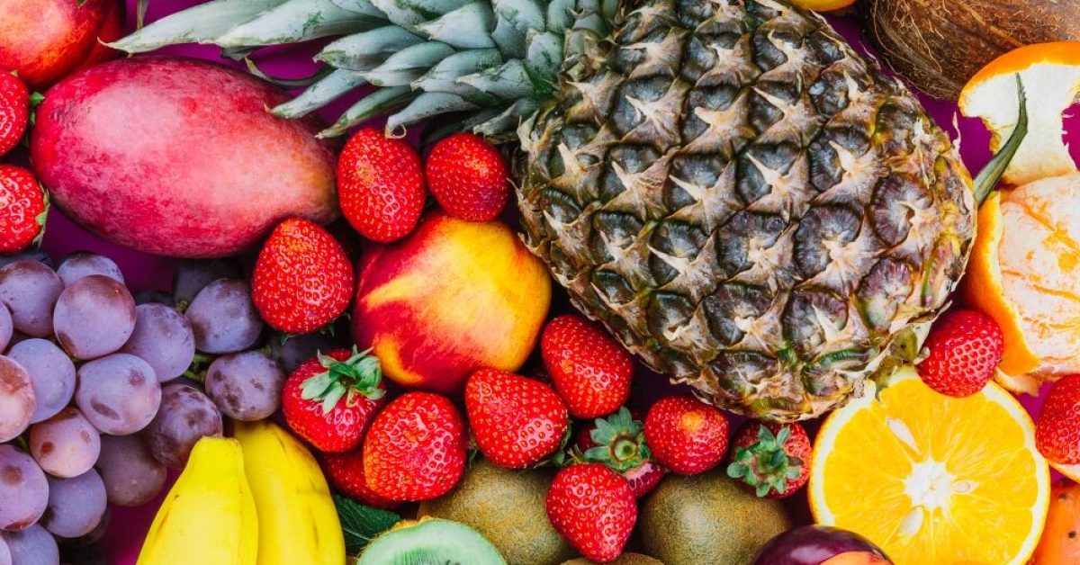 grapes-strawberries-pineapple-kiwi-apricot-banana-whole-pineapple น้ำผลไม้สด น้ำผลไม้ fruit
